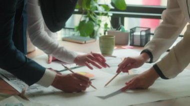 Mühendisler, müteahhitler, müteahhitler, takım planları masa başı evrakları, çeşitli Müslüman kadınlar, Hintli erkek işleri, endüstriyel taslak çizimi, mimari proje çizimi.