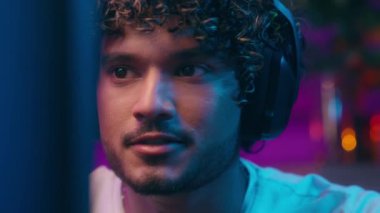 Kapanış oyuncusu mutlu Hintli Arap adam bilgisayar oyunu oynuyor online yarışma galibiyet adam heyecanlı gülümseme internet başarı teknolojisi