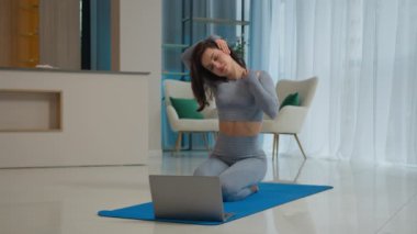 Spor eğitmeni kadın Yogi kadın öğretim görevlisi yoga pilates egzersiz laptopu Kafkasyalı kız spor eğitmeni video akım eğitim blogu öğretim görevlisi evde masaj boyun kası kas gücü