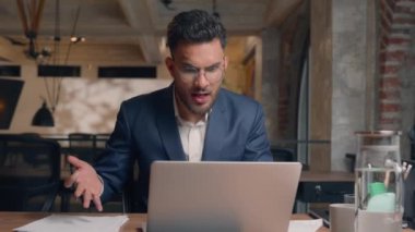 Gergin, öfkeli, kızgın, kızgın, kızgın Hintli erkek, işveren patronu, video görüşmesi, çatışma, bağırış çağırış, kağıt atma, ofis bilgisayarına yakın bilgisayarlar.