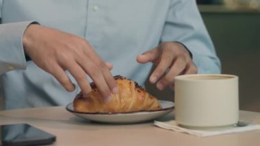 Hintli, Arap, aç, erkek, işadamı, ziyaretçi siparişi götürür, kafeteryada kruvasan yer, fırın kafeteryasında yemek yer, yemek yer, kahve içer, kahvaltı yapar, yemek yer, sağlıklı beslenir.