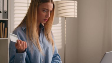 Kafası karışmış müşteri bayanın banka kartı var ödeme reddi sorununu yanlış şifreyle çevrimiçi ödemeye çalışıyor. Endişeli kadın sorunu sanal para Bilgisayarla alışveriş başarısız