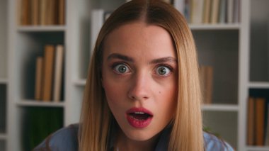 Yakın çekim şaşkınlıktan şoke oldu. Şaşırtıcı kadın yüzü. Büyük gözler, ağız şoku. Portre korkuttu Kafkas kadın beklenmedik iş haberleri Ofisteki kız iş kadını merak
