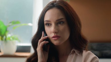 Kafkasyalıların endişelerini kapat. İş yerindeki ciddi bayan bayan iş kadını, cep telefonu aç. Kötü haberleri dinle.