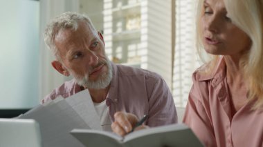 Yorgun, Kafkasyalı çift aile büyükbabaları, yaşlı, olgun kadın, yaşlı erkek, evrak işlerinden, banka ödeme dizüstü bilgisayarlarından, evdeki ödemelerden, iş konuşmaktan bıktı.