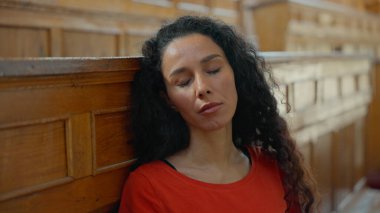 Stresli, yorgun, üzgün, sinirli, uykusuz, uykusuz, Latin, kız öğrenci, sınıf üniversitesi oditoryum, uyku uykusuzluğu, sıkıcı, sıkıcı bir ders.