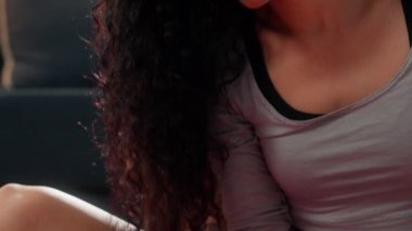 Odaklanmış İspanyol etnik spor kadın fitness bayan sporcu kız, yuvarlanan el aletleri stresi azaltan masaj aleti sinir masajı kaslarını uyaran, evde avuç içi egzersizleri yapan masaj kasları.
