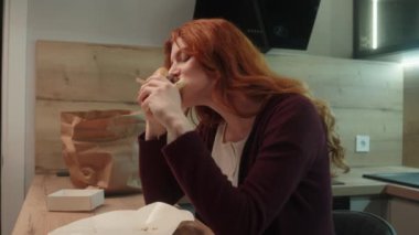 Genç Kafkasyalı mutlu müşteri kadın alıcı kadın müşteri müşteri memnun müşteri lokma fast food tatma tadını tat leziz burger cheeseburger ye mutfakta aşırı kilolu kalori ağırlığı