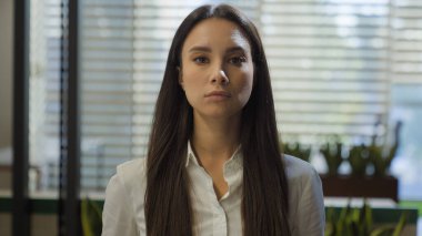 Kadın iş portresi ofis çalışanı öğrenci kız kameraya bakıyor ciddi bir şekilde kendine güvenen iş kadını Kafkas kadın işveren yüzü yönetici girişimci ajan vesikalık banka danışmanı