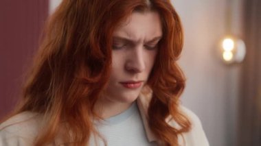 Sinirli Kafkasyalı kadın somurtkan sosyal medya uygulaması tipli cep telefonu teknisyeni evde kafa sallıyor. Düşünceli kız yok. Sinir bozucu duygular karışık model sohbetleri internette.