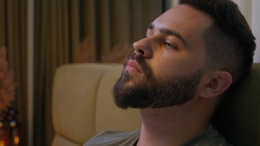 Alnını ovuşturan beyaz bir adam. Erkek sorunları. Stres, aşırı duygu, suçluluk, hayal kırıklığı, mağlubiyet, yalnızlık, hüsran, hüsran, yorgunluk, yatak odası bunalımı.