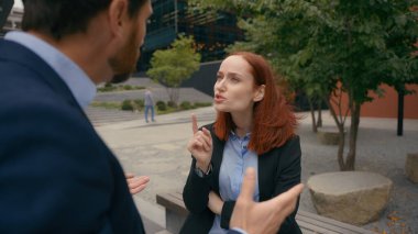 İş sorunu resmi ilişki sorunu Zehirli öfke iş kadını iş adamını suçladı anlaşmazlık tartışması ortakları tartışması zor tartışmalar şehirdeki sinirli çalışanları tartıştı