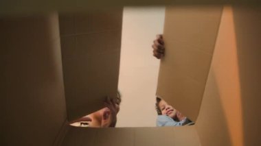 POV bakış açısı açık karton kutu Afro-amerikan mutlu aile baba neşeli çocuk çocuk paketleri açıyor paket teslimatı yapıyor paket açma günü eve geliyor