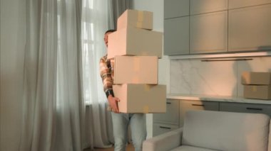 Afro-Amerikalı kiracı ev sahibi yeni eve taşınıyor. Yorgun adam ağır karton kutular taşıyor. Erkek kuryenin hayal kırıklığına uğradığı şeyler alıyor.