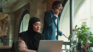 Çok ırklı iş arkadaşları. Ofisteki erkek işkadını. Hintli işadamı, cep telefonundan memnun değil.