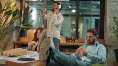 Yaratıcı takım adamları kadın iş arkadaşları kız arkadaşlar serbest grup mutlu serbest erkek gevşemiş kadın sohbetleri şirket kahve molaları modern ofis iş yerinde sıkıcı bir mola