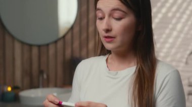 Üzgün, mutsuz, mutsuz, endişeli, hamile bir kadın. Müstakbel anne. Evde banyo stresi.