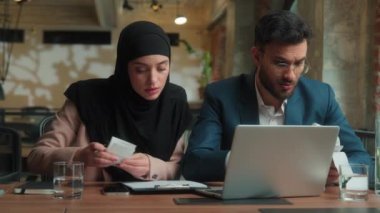 Arap Hindistanlı iş adamı kadın erkek takımı iki iş arkadaşı endişeli iş kadını bütçe faturaları, borç sorunu, iflas diz üstü bilgisayar sorunu hatasını vurguladı
