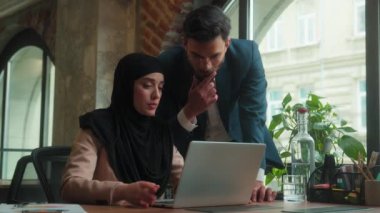 Müslüman kadın tesettür işkadını çevrimiçi iş bilgisayarı hatası Hintli erkek lider akıl hocası ofise geldi kadın çalışan tavsiyesi intörnünün mutlu iş arkadaşları takım çalışmasını çözmesine yardım etti