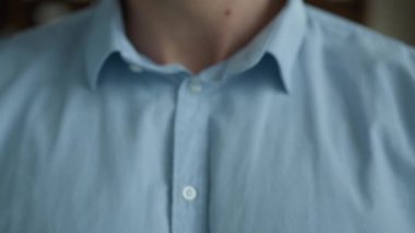 Hareketli portre genç düşünceli beyaz erkek iş adamı düşünceli iş adamı depresif hasta müvekkil işçi üzgün girişimci kapalı ofis odasındaki zihinsel kriz tedavisine bakıyor.