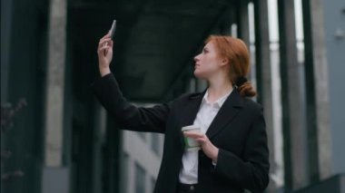 Kafkasyalı genç iş kadını elinde kahve fincanı tutan iş kadını CEO 'su cep telefonu akıllı telefonu kaldıran ofis dışında internet bağlantısı koptu.