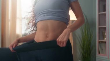 Mutlu, neşeli, sportif, büyük kotlu, ince bel, zayıflama, kilo verme, sevinç verici ilerleme, dans eden güzellik figürlü, salon içinde dans eden kadın.