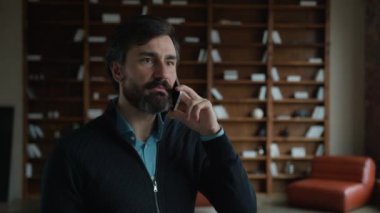 Orta yaşlı Kafkasyalı kızgın iş adamı sinirli erkek işadamı tartışan cep telefonuyla konuş, bağır, kötü hücresel bağlantı hatası.