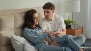 Erkek kadın yatak odası, cep telefonu, cep telefonu, telefon, teknoloji sohbet diyalogları, internette gezinen erkek arkadaş, kız arkadaş, rahatlama.