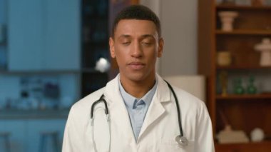 Afro-Amerikalı erkek doktor kameraman, etnik sağlık çalışanı, çocuk doktoru, uzman doktor, doktor, doktor, doktor, portre uzmanı, uzman.