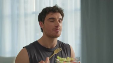 Beyaz adam lezzetli salata yiyor sağlıklı sebzeler besleniyor vejetaryen besleniyor doğal refah sporcusu güçlü motivasyon lezzetli taze keyif erkek ev kahvaltısı vitamini