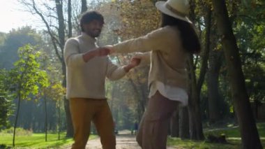 Evli, Hintli, evli, çift sevgili, neşeli, mutlu sevgili, koca, dönen çocuk kız, birlikte dans eden kadın, erkek, erkek, parkta romantizm, aşk.