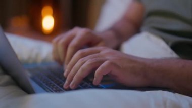 Kafkas işçi dizüstü bilgisayar teknolojisi enstrümanı erkek işadamı işadamı çok çalışan siber uzay ağı bilgisayar masası iş yeri ecommerce programcısı adam yöneticisi eve geç geldi