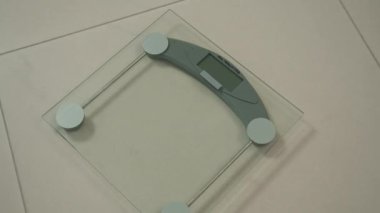 Erkek erkek ayaklarının yere basması kilogram kilo kaybı diyetini ölçer. Aşırı kilolu, yalın ayak, vücut yağlarını zayıflatma fitness ölçeği sağlıklı vücut bakımı dijital spor sporcusu sporcusu.