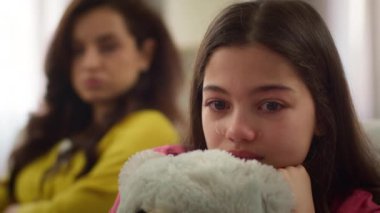Aile içi şiddet tartışması kapanır ağlayan küçük beyaz kız çocuk ağlar kızgın kızgın bir kadınla oturur, anne bebek bakıcısı kavga eder ev içinde kavga eder