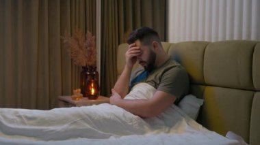 Kafası karışık, erkek stresli, üzüntülü yatak odasındaki adam sinirleri bozuk, boşanma sorunu var mutsuz, mutsuz, bunalımlı, yalnız, psikolojik sorunları var.