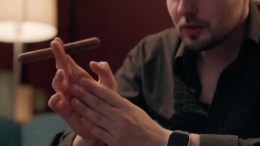 Endişeli iş adamını kapat. İş adamı iş adamını satın al. Sigara al, avuçlarını sık, avuçlarını ovala.