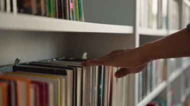 Kapalı kapılar ardında Afrikalı Amerikalı bir adam kitap rafı kitapçısı öğrenci üniversitesi tanınmayan edebiyat kitapları edebiyat kitapları edebiyat kitabı kitap kurdu eğitimi alıcı kitaplarını öğrenir