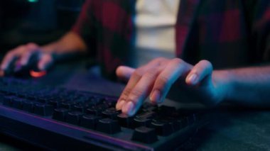 Hintli Arap Arap erkek klavye kontrol bilgisayar ağı kulaklıkları çıkarın oyun sonu esportunu kapatın erkek adam streamer online teknoloji blogu