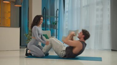 Erkek pompası karın kasları spor yaşam tarzı zayıflama kadın bacak tutma desteği vücut geliştiren kadın karın kasları çalıştıran erkek sporcu spor aktiviteleri jimnastik fiziği antrenörü kişisel antrenörüne yardımcı olur