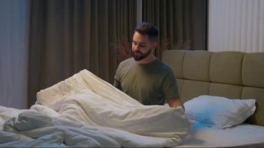 Kafkasyalı mutlu bir adam yatak odasında uyuyor yorgan yastığı dinleniyor erkek rahat bir uyku çekiyor uyukluyor uyukluyor evcil, ortopedik bir apartman dairesi hayal ediyor