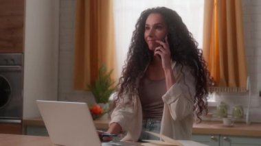 Stresli İspanyol kadın akıllı telefon sorunlu kız Latin kadın beyaz kadın ev sahibi evde dizüstü bilgisayarla konuşuyor cep telefonu konuşması çatışma sorunu tartışması