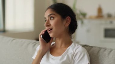 Duygusal endişeler şoke edici Hintli kadını şaşırttı. Oturma odasında cep telefonuyla konuşan, akıllı telefon konuşması. Konuşmalar.