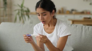 Şaşırmış mutlu, mutlu, mutlu, gülümseyen Arap bir kadın hamile, Hintli, hamile, hamile, hamile, hamile, hamile, hamile, hamile, hamile, iyi haber, evde doğum, doğum, doğum...