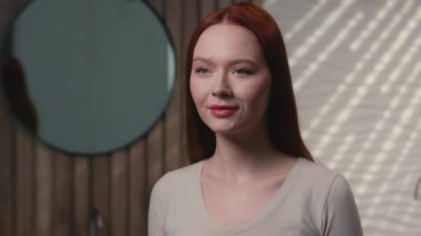 Gülümseyen kızıl saçlı kadın diş fırçası sağlıklı diş fırçası sağlıklı gülümseme ağız hijyenik diş fırçası tıbbi tavsiye diş bakımı diş fırçası ev banyosunda günlük hijyen temizliği