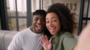 POV webcam görüntülü cep telefonu mutlu Afro-Amerikalı çift aile kızlarını etkiledi erkek adam el sallıyor video görüntülü konuşma uzaktaki konuşmaları selamlıyor fotoğraf blogu blogu cep telefonu evde