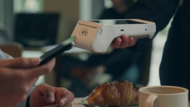 Kapatın ellerinizi ziyaretçi. Kafe restoranındaki tanınmayan garsonun yemek siparişini ödeyin. Terminal kablosuz internet taraması yapan akıllı telefon bağlantısız NFC ödemesiz müşteri hizmetleri cep telefonu bankası