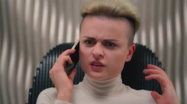 Kafkasyalı kadın, kızgın, kızgın iş kadını, kızgın, kızgın iş kadını, fütürist, meta-uzay, öfkeli, cep telefonu, bağır, kavga, kavga, öfke, olumsuz duygular.