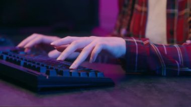 Ellerini kapat kız kız kız kız öğrenci oyuncu flamalı hacker programcı iş adamı bilgisayar yazma kodu veri klavyesi çalışma siber oyun bağımlılığı neon ışıklı video oyunu oyna