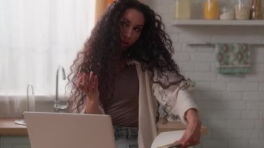 Kafası karışmış, Latin, kadın, beyaz, ev sahibi, dizüstü bilgisayarlı ev sahibi, yemek siparişi, cep telefonu, çatışma tartışması.