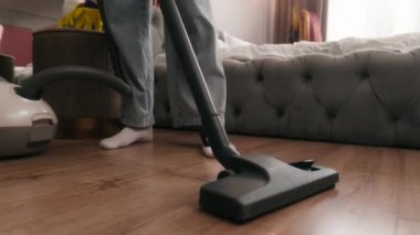 Kırpılmış çekim, tanınmayan kadın kadın elektrik süpürgesi ev sahibi ev sahibi kadın ev sahibi ev hanımı temizlikçi, düzenli ev temizlikçisi ev temizliği rutin temizlik temizlik temizlik temizlik temizlik temizlik temizlik temizlik temizlik temizlik temizlik temizleme yatak odası temizleme
